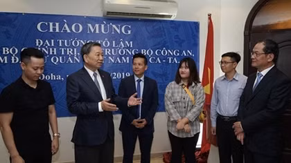 Minister To Lam visits Vietnamese Embassy in Qatar