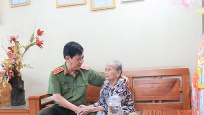 Deputy Minister Nguyen Van Son visits Vietnamese Heroic Mothers in Da Nang