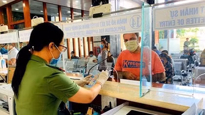 Passenger on same flight with confirmed COVID-19 case quarantined