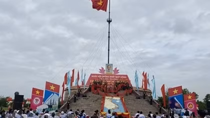 Quang Tri: Flag-raising ceremony held to mark Reunification Day