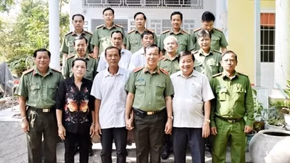 Houses of comradeship presented to former police officers in Bac Lieu 
