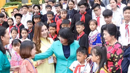 Vice President hosts disadvantaged youths with outstanding achievement