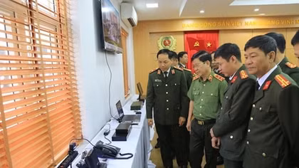 Deputy Minister Nguyen Van Son works with Department of Telecommunication and Cipher