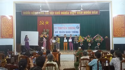 Dissemination and education on traffic safety through stage performances