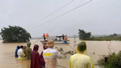 Ha Tinh provincial police deploy maximum force in response to flood