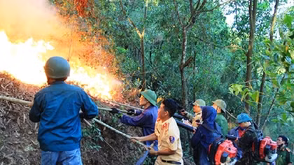 Thousands of people stay all night fighting wildfire