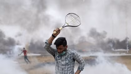 Israeli troops fire shots, tear gas at Gaza protesters, 1,100 Palestinians hurt