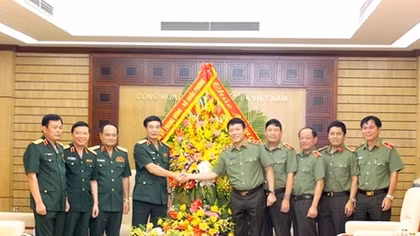 Leader of Ministry of Defense congratulates Public Security Forces on its 75th founding anniversary