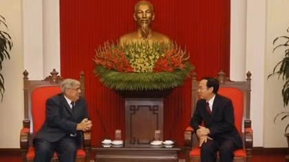 French Communist Party delegation visits Vietnam