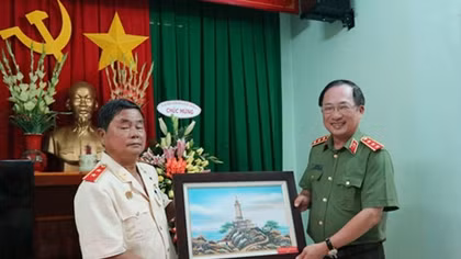 Inaugurating memorial house of late Minister Bui Thien Ngo