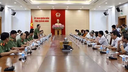 Deputy Minister Nguyen Van Thanh works with QuangNinh province