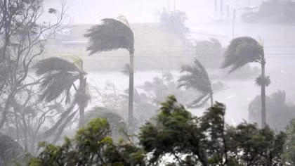 Thousands shelter as "screaming, howling" Cyclone Debbie hits north Australia
