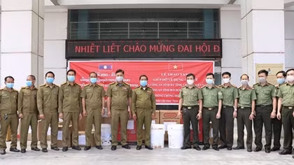Vietnam’s local police present medical supplies to provinces of Laos