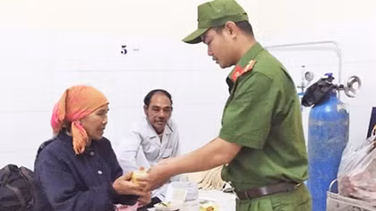 Lam Dong Police offer free porridge to poor patients
