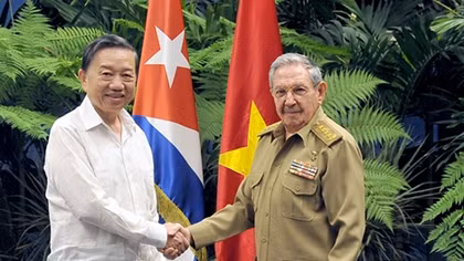 Cuban President Raúl Castro receives Minister To Lam