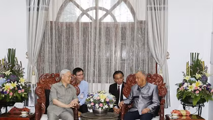 Party leader Nguyen Phu Trong visits Lao former Party chief