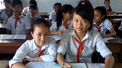 Young girl gives her best friend a leg up