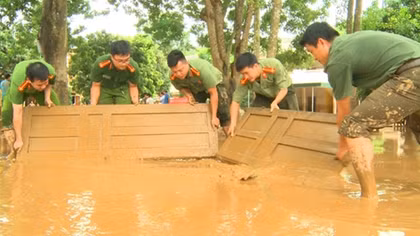 Thanh Hoa Police active in helping people overcome aftermath of floods 