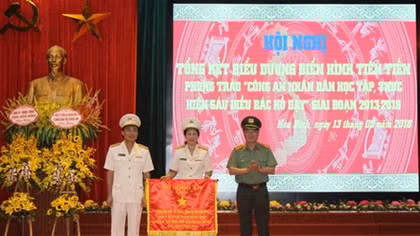  Outstanding officers and soldiers of Hoa Binh Provincial Police praised