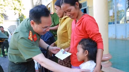 CAND Newspaper and Duy Loi company present gifts to people in Central Highlands 