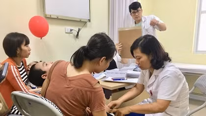 Viet Duc Hospital provides free screening for urinary and genital malformations for nearly 300 children