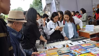 Thousands of people visit Vietnamese Book Day 2017