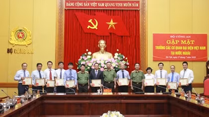 Minister To Lam meets heads of Vietnamese overseas missions