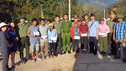 PSNews supports flood-hit people in Quang Ngai