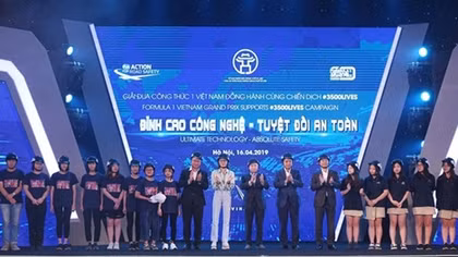 Hanoi students presented with 10,000 qualified helmets