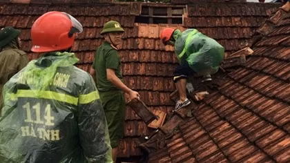 Central provinces’ police forces support local people in overcoming storm’s aftermath 