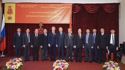 Vietnam honors Russian security leaders 