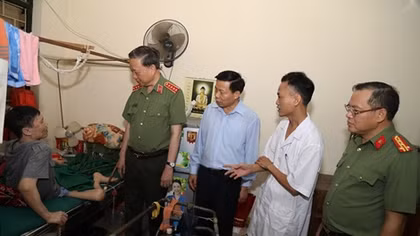 Minister To Lam inquires after sick and wounded soldiers at nursing center in Thuan Thanh