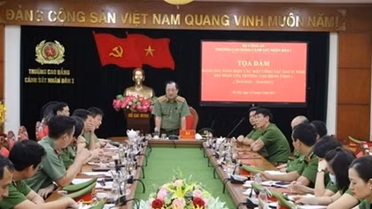People's Police College 1 reviews one-year task performance 