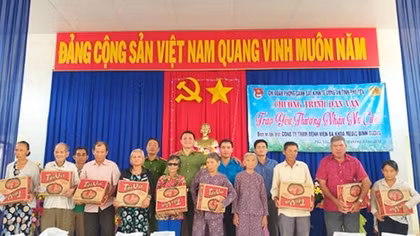 Phu Yen police present 200 gifts to poor people