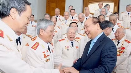 PM Nguyen Xuan Phuc meets public security war veterans 
