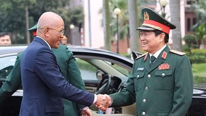 Philippine defence secretary pays official visit to Vietnam
