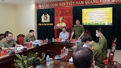Deputy Minister Nguyen Duy Ngoc works with Nam Dinh provincial police