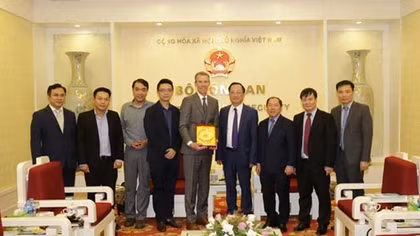 Deputy Minister Nguyen Van Thanh receives Vice President of Motorola