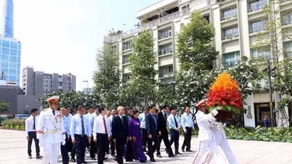 HCM City leaders pay tribute to war martyrs