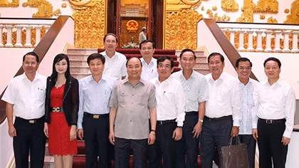 Prime Minister Nguyen Xuan Phuc works with leaders of Ca Mau and Bac Lieu
