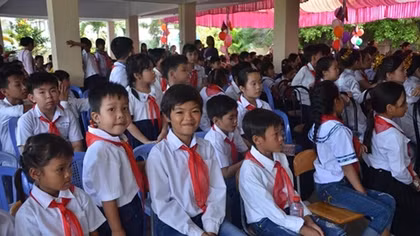 Vietnamese-Cambodian children in Phnom Penh start new school year