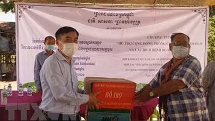 COVID-19 relief aid handed over to Vietnamese Cambodians