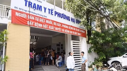 Residents in Ha Dinh rush to have their health examined after fire at Rang Dong store