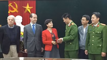 Hoan Kiem Police finds lost property for Italian Ambassador