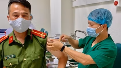 More than 1,000 frontline police officers get COVID-19 vaccine jabs 