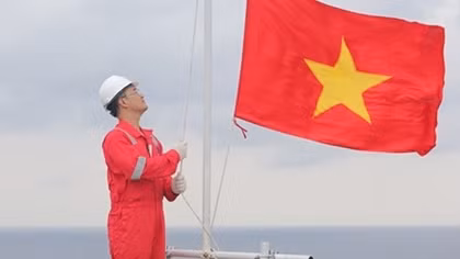 Biendong POC’s flag-salute ceremonies set Guinness Vietnam record
