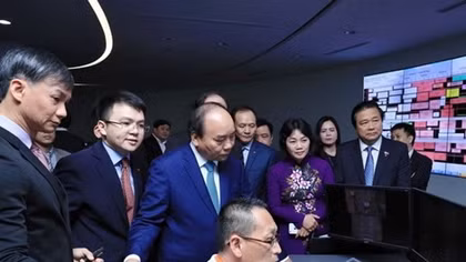 PM Nguyen Xuan Phuc visits Port of Singapore, Supply Chain City