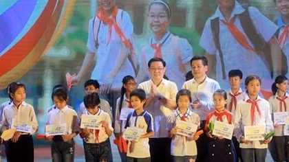 Deputy PM hands relief to needy students in Thai Binh