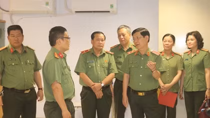 Deputy Minister Nguyen Van Son checks Security Unit at Can Tho Airport