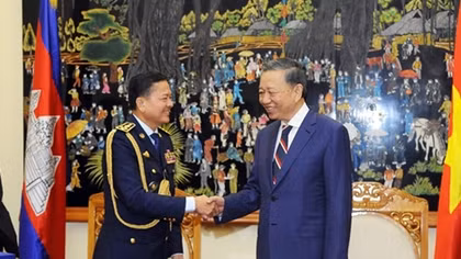 Minister To Lam receives Cambodian National Police Commissioner